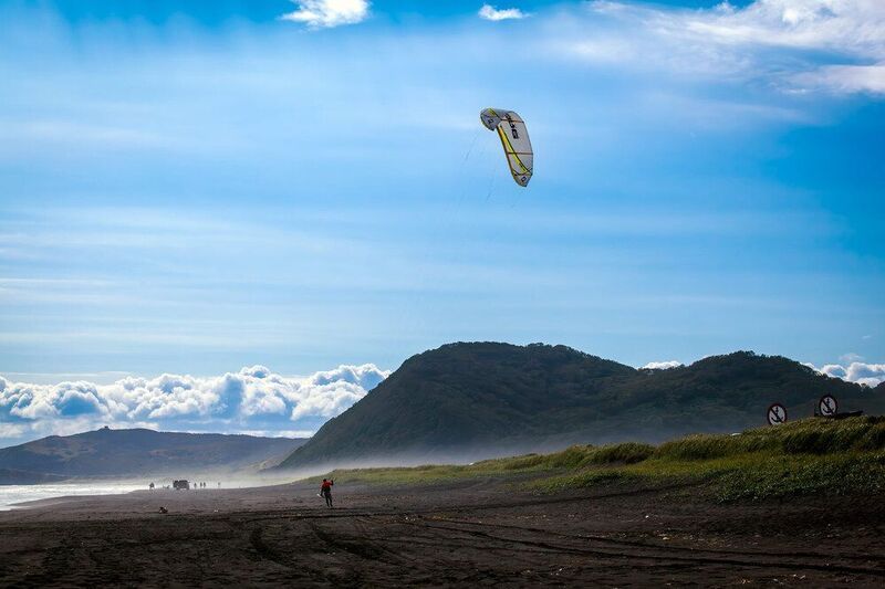 кайтсёрфинг, спортсмен, пляж, тихий океан, халактырский пляж, камчатка Кайтсёрфинг на Камчатке фото превью