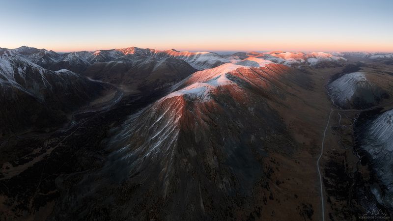 Алтай, закат, горы Панорама хребтов Горного Алтая на закатеphoto preview