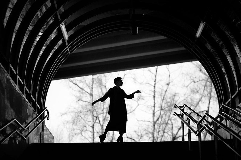 девушка, город, полет, прыжок, макияж, прическа, здание, окна, чернобелый, переход, метро, силуэт Ксенияphoto preview