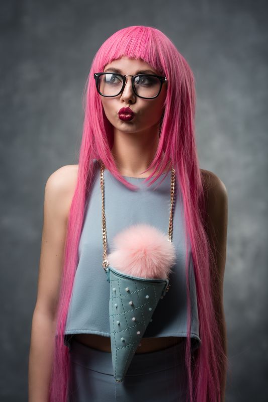 Гламур, Девушка в очках, Очки, Портрет девушки, Розовые волосы, Серая кофта, Сумка на шее, Сумка-мороженное Мороженкаphoto preview