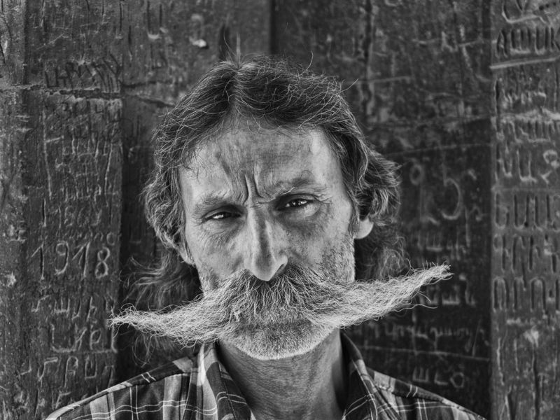 портрет, лицо, человек, мужчина, люди, усы, глаза, взгляд, стена, надпись, путешествие, снг, закавказье, армения, хор вирап Горецphoto preview