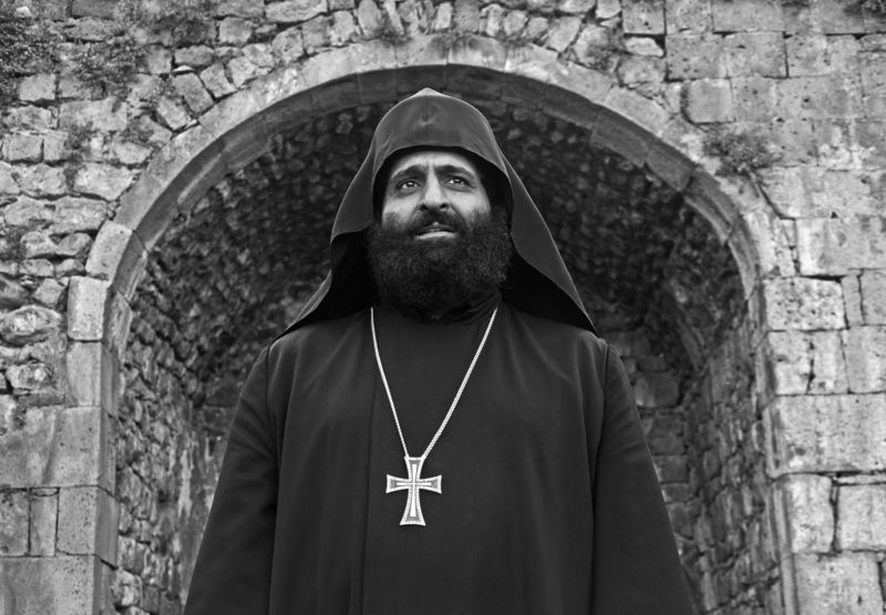 портрет, лицо, взгляд, эмоция, человек, люди, мужчина, священник, архитектура, арка, путешествие, снг, закавказье, армения, татев Архимандрит Микаэлphoto preview