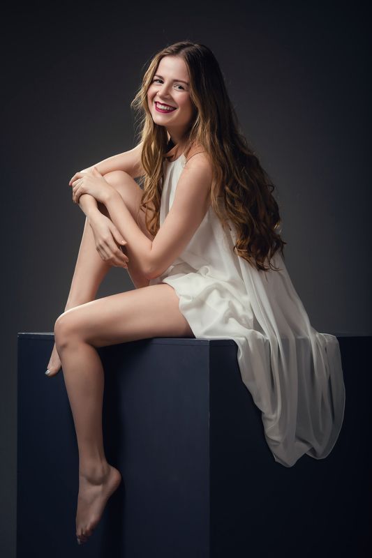 Девушка на кубе, Девушка с длинными волосами, Рыжая девушка, Улыбка На Кубеphoto preview