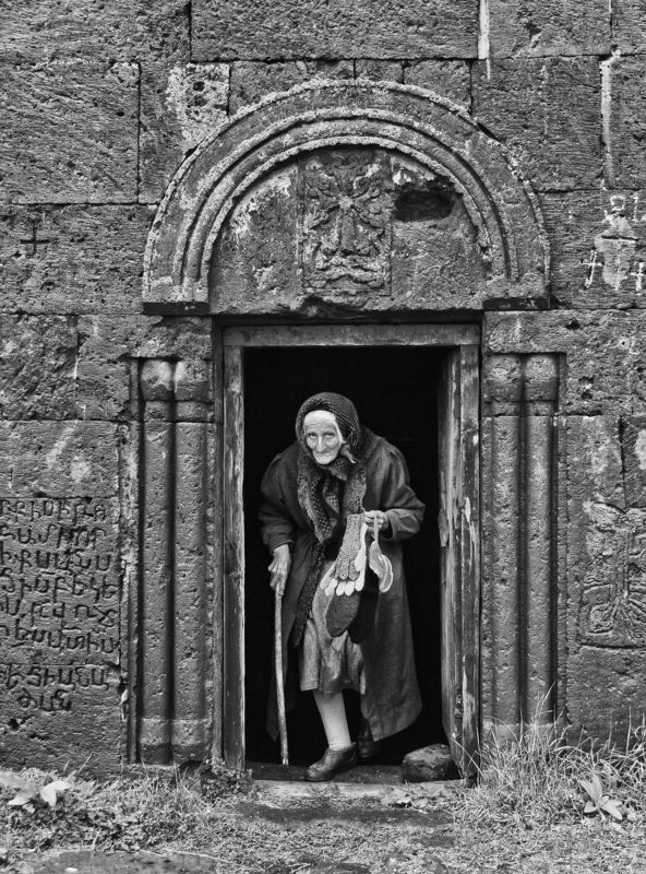 портрет, человек, женщина, люди, архитектура, часовня, выход, арка, декор, барельеф, узор, надпись, шрифт, путешествие, снг, закавказье, армения, норадус, норатус ***photo preview