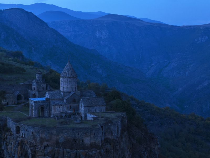 пейзаж, вечер, сумерки, горы, склон, архитектура, монастырь, крепость, башни, купол, обрыв, путешествие, закавказье, армения, татев Вечерний покойphoto preview