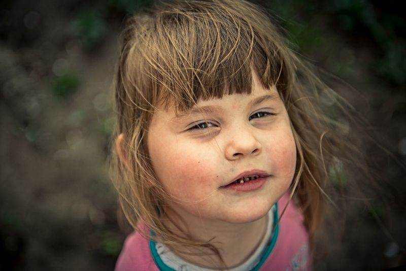 Портрет, девочка, ребёнок, ветер, позирует Наськаphoto preview