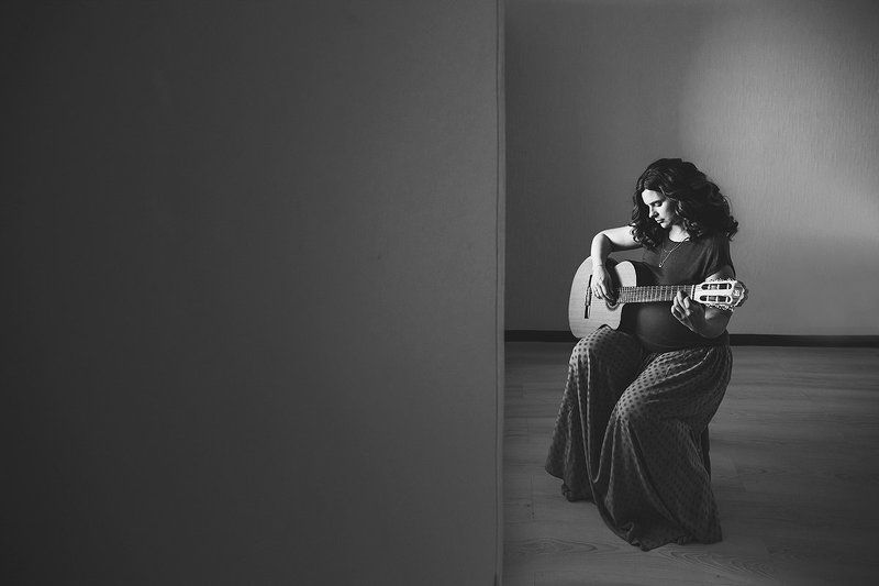 женский портрет, женщина, портрет, музыка, гитара, беременность, ожидание Музыкаphoto preview