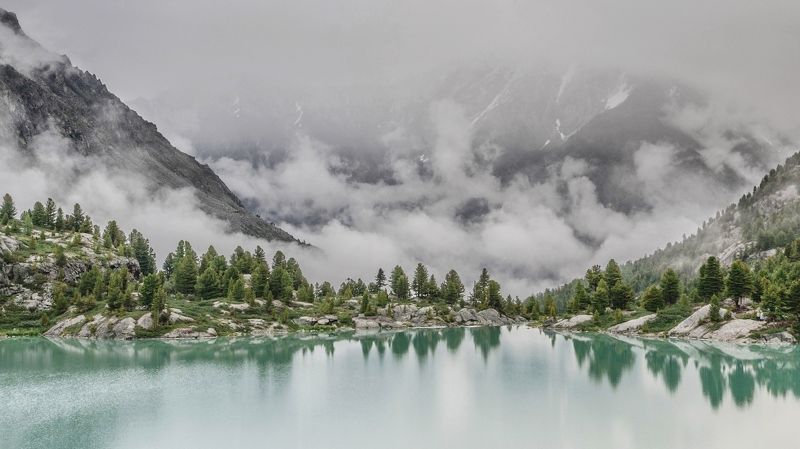 меж гор бродили облака неспешноphoto preview