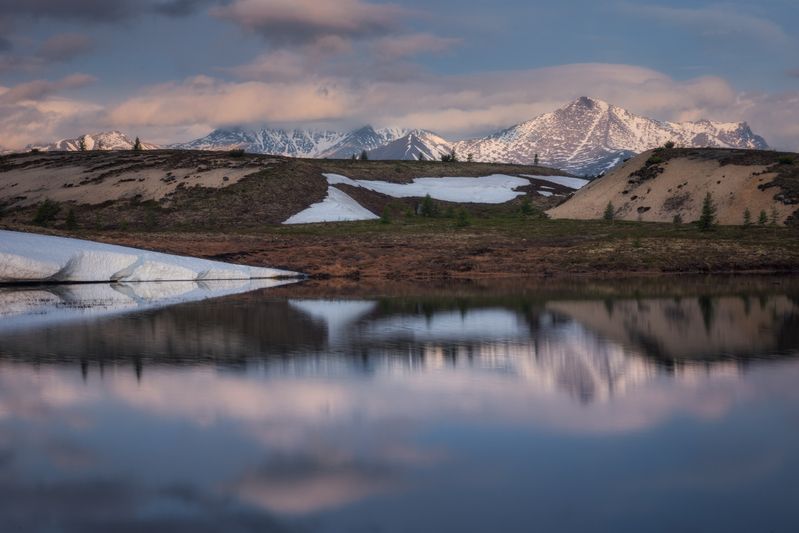 Озеро_Момонтай пейзажи_Колымы Магаданская_область июньский_лёд рассвет утро белые_ночи отражения хребет_Оханджа Рассвет с видом на хребет Оханджаphoto preview