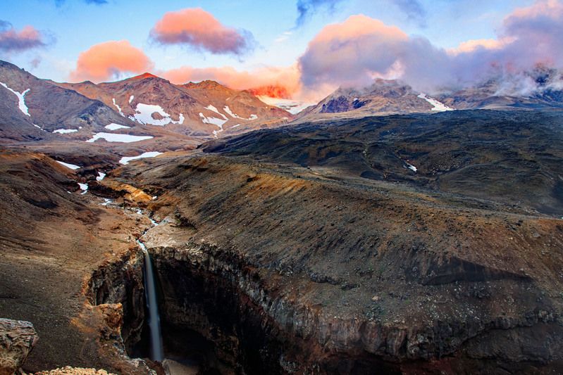 Камчатка Вид на вулкан Мутновский и водопадphoto preview