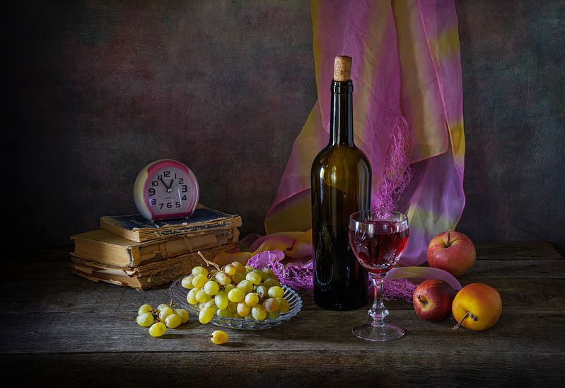 бутылка, фужер, вино, виноград, яблоки, книги, будильник photo preview