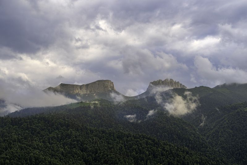 Россия, Краснодарский край, Мостовской район, Бароновы поляны, Чёртовы ворота, Восточный и Западный Ачешбоки В горах Кавказаphoto preview