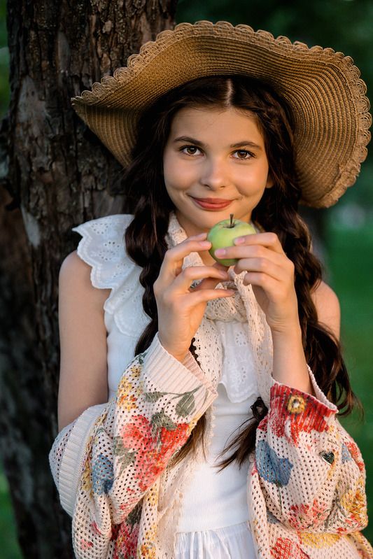 девочка,девушка, детский портрет, портрет, глаза, взгяд,свет, сад, яюлоки, улыбка, шляпа Аделинаphoto preview
