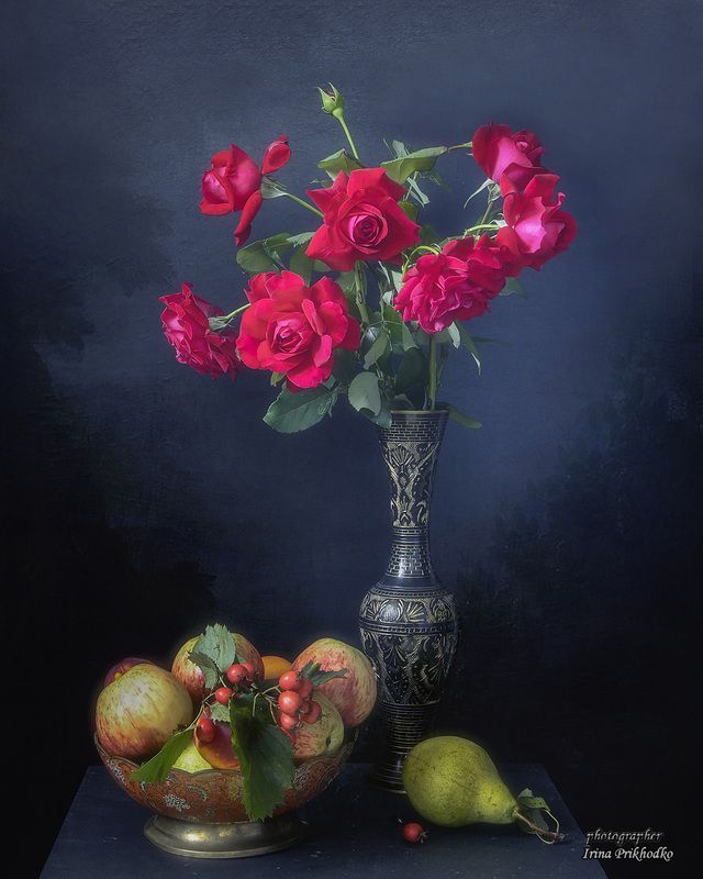 натюрморт, цветы, розы, букеты, осень, фрукты Последние садовые розыphoto preview