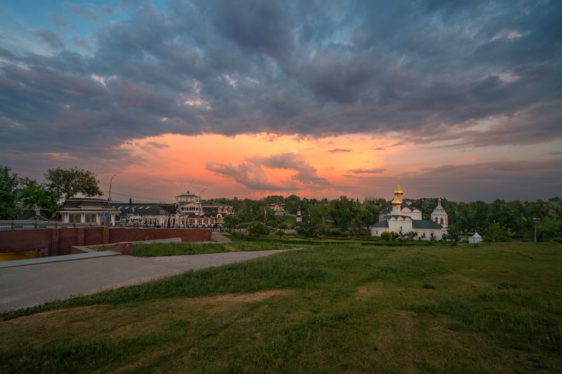 вечер,город,закат,небо,облака,зарево,свет,храм вечерний городphoto preview