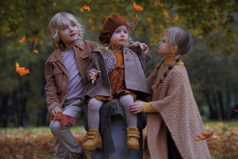 Дети, осень, парк, осенние листья Осенним днем фото превью