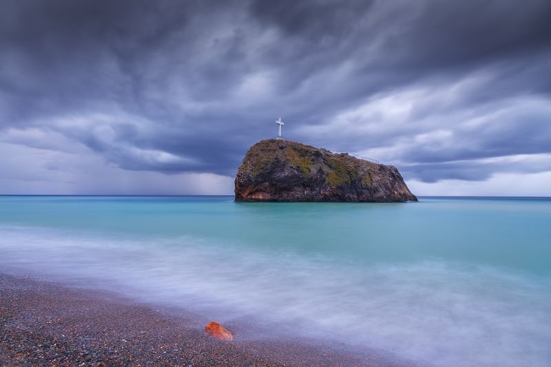 севастополь, фиолент, море, пляж. Скала Святого Явления на Яшмовом пляже Фиолента. Сентябрь. фото превью