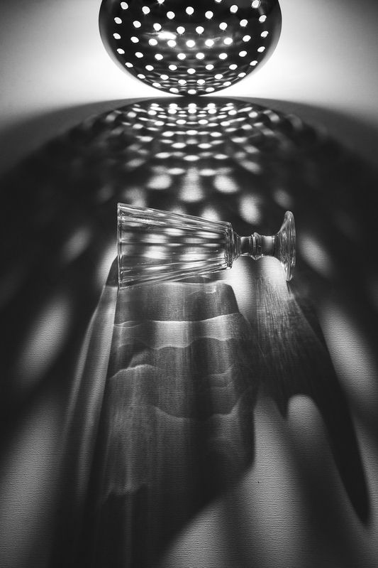 черное белое натюрморт рюмка тень свет про рюмкуphoto preview