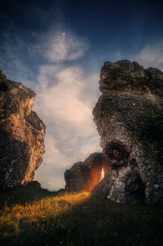 ночь, огонь, скалы, звёзды, небо, природа, пейзаж, костёр, гармония скалы, огонь, жизнь, люди, ночь, звёзды, природа, рождение, свет, тайна, символ Тайна за скаламиphoto preview