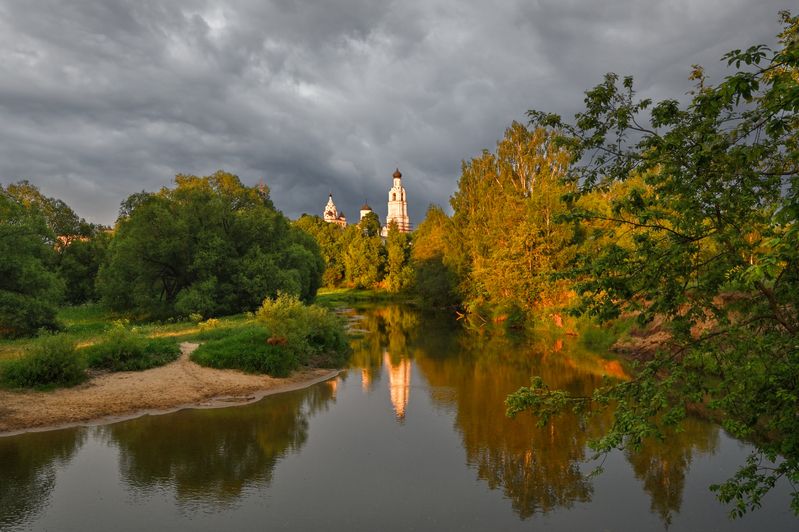 вечер,закат,река,небо,тучи,свет,отражение,храм гроза надвигаетсяphoto preview