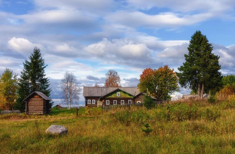 осень, сентябрь, деревня, дома, деревья, небо, облака, пинега Под голубыми небесамиphoto preview