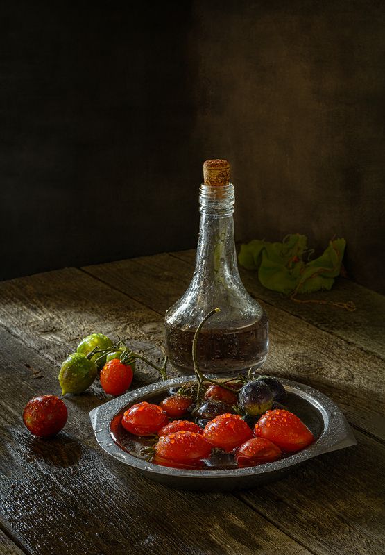 помидоры, бутылка, тарелка, вода photo preview