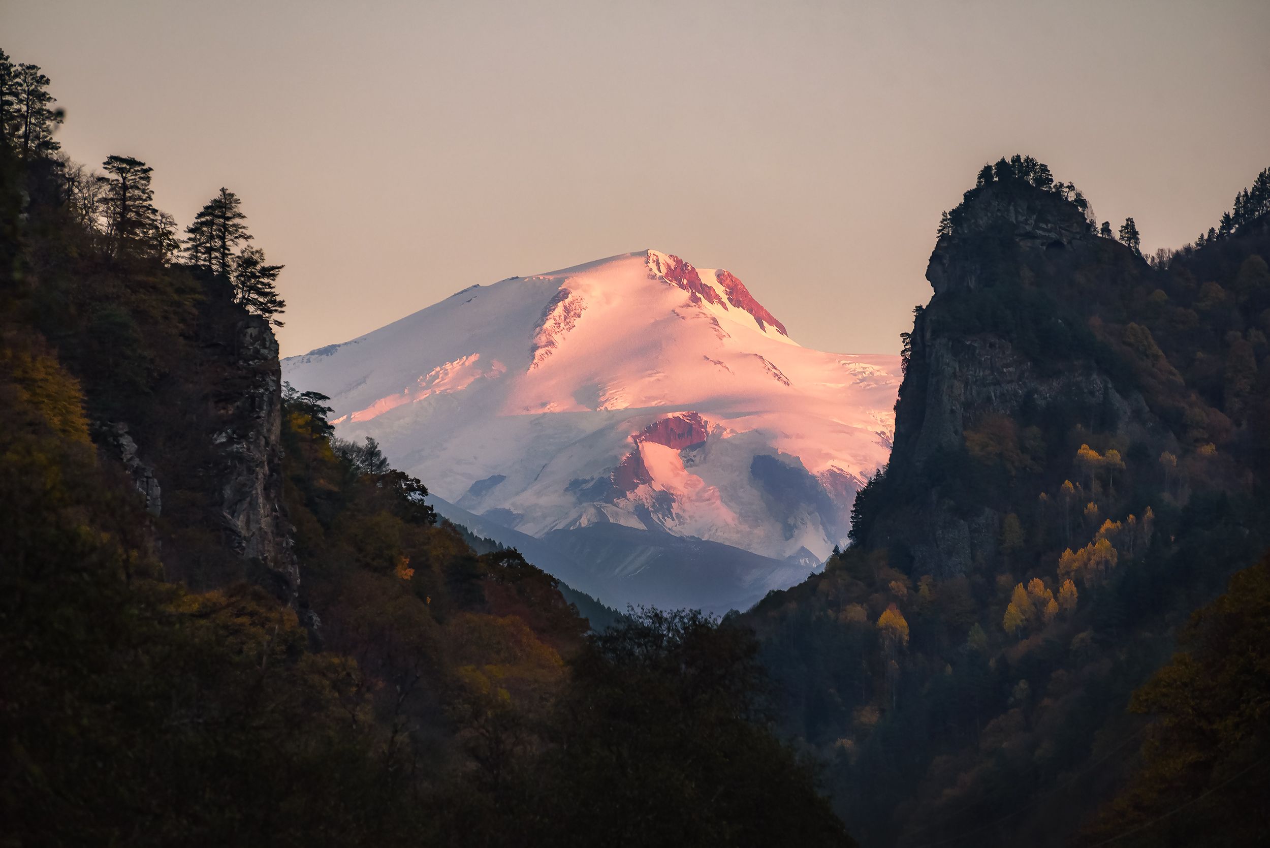 кавказ, горы, карачаево-черкесия, кчр, эльбрус, осень в горах, горная река Осенний Эльбрус фото превью