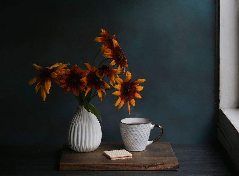 натюрморт, чашка чая, свет в окне, фон, flowers, tea, still life, drink, aroma, delicious, cup, чашка, оттенки цвета, рудбекия Рудбекия и чашка чая..photo preview