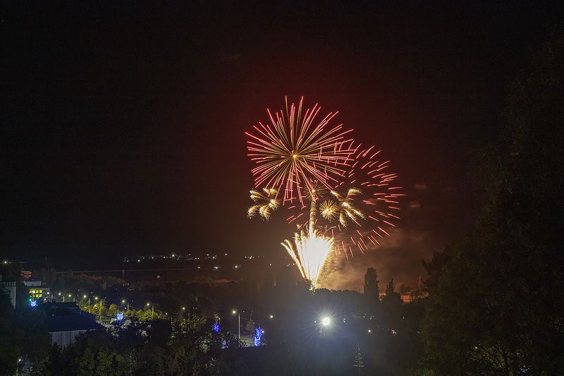 ночь, пейзаж, салют, фейерверк, городской пейзаж Праздничный фейерверк в честь 870-летия города Мозыряphoto preview