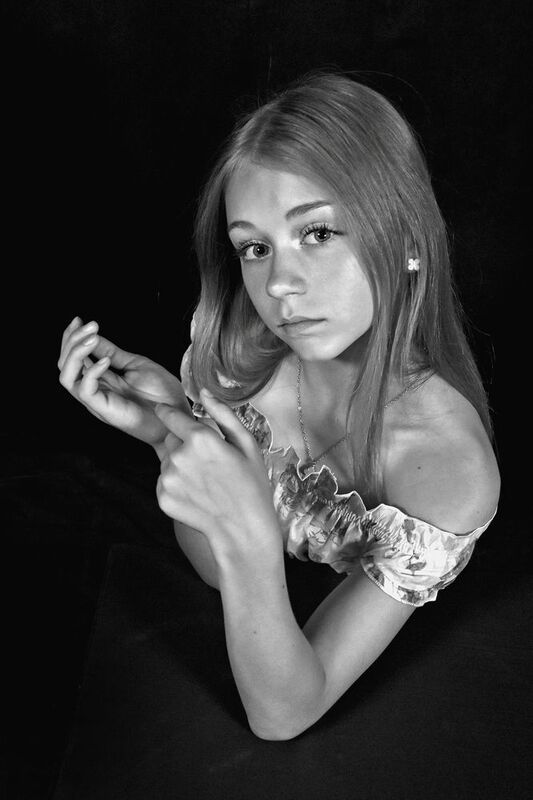 девушка, портрет, глаза, взгляд, чб, апатиты Четырёхлистник. 2025 фото превью