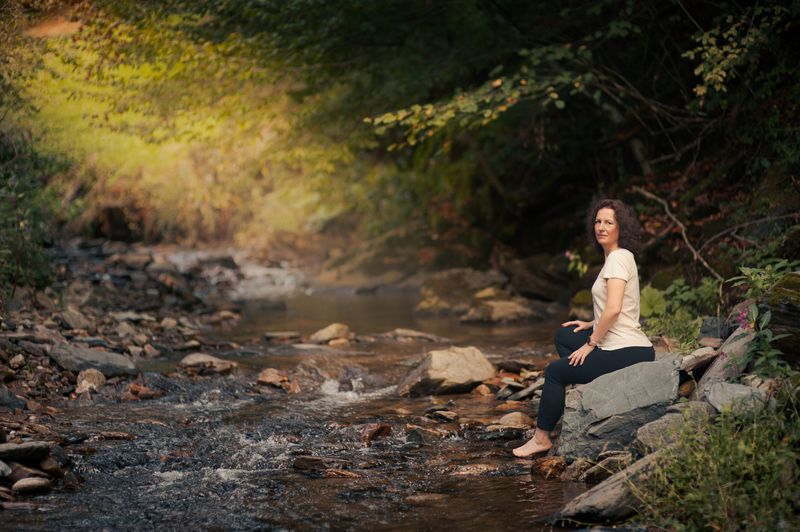 река ручей горы трава деревья листья девушка свет Nataliphoto preview