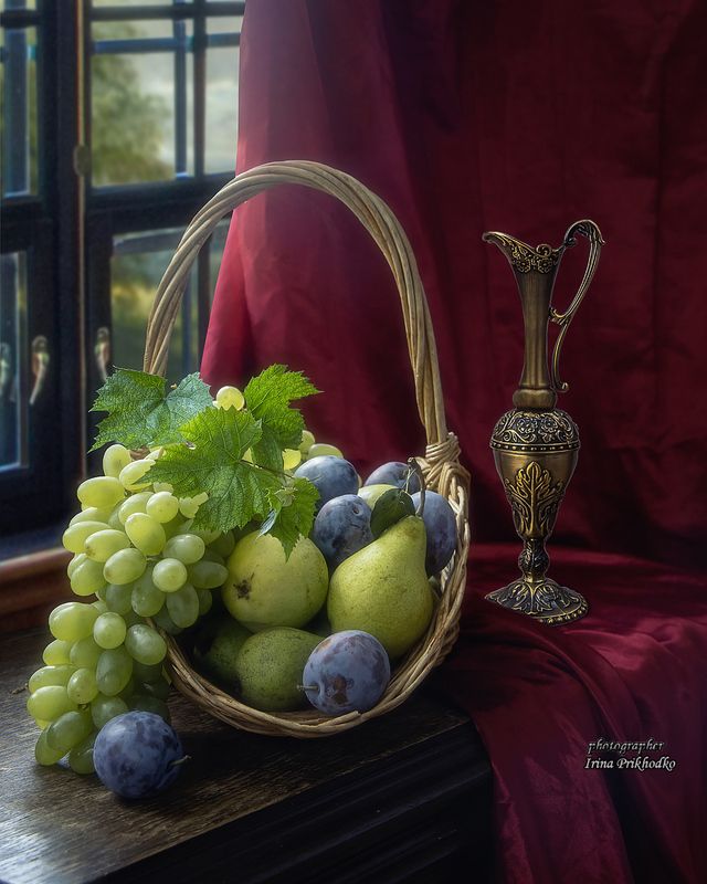 натюрморт, фрукты, урожай, Натюрморт с корзиной фруктов и медным кувшиномphoto preview