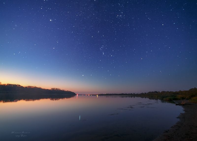 Звездное небо над рекой перед рассветом фото превью