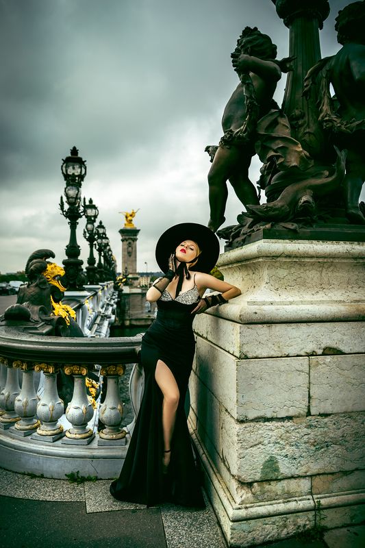 woman, portrait, fashion, beauty, outdoors Statues watch, the city waitsphoto preview