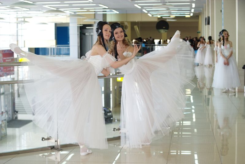 Балерины в аэропорту Кольцовоphoto preview