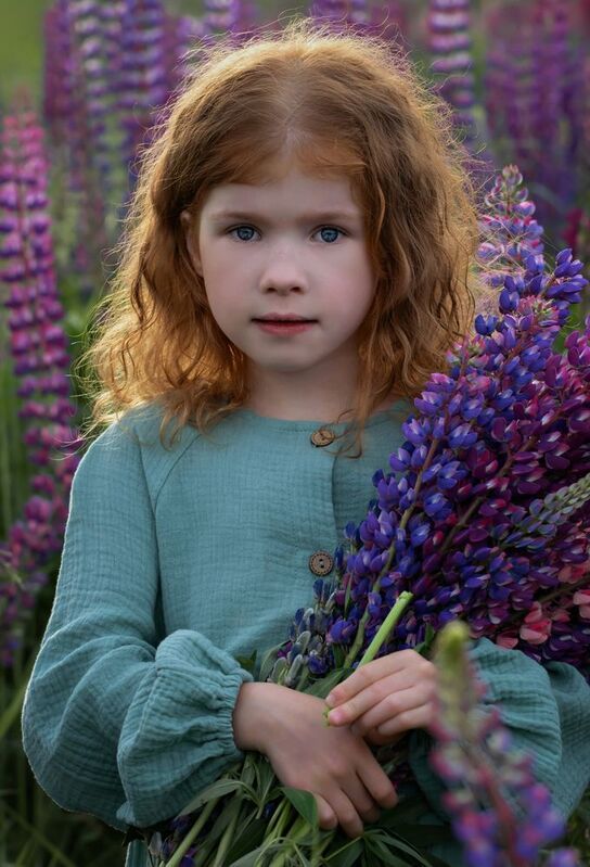 Девочка, лето, букет люпинов Летний букет фото превью