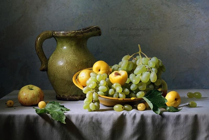 Тарелка с виноградом и нектаринамиphoto preview