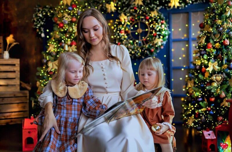 Семья, мама, дочки, Новый год, огоньки, книга И читает мама мне фото превью