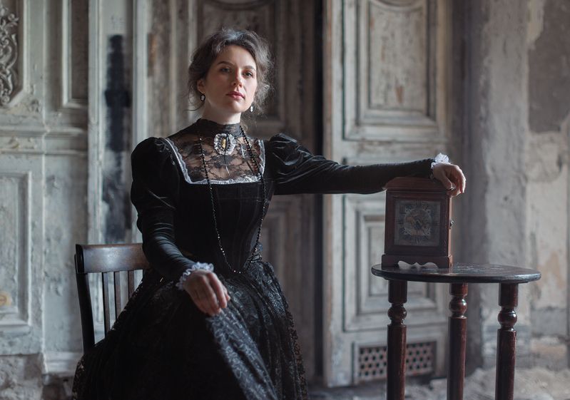 Хозяйка старинных часовphoto preview