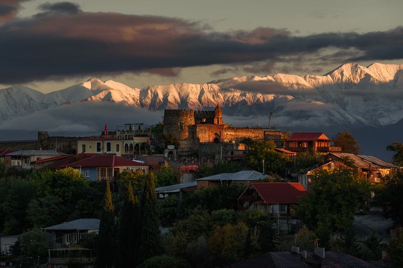 кавказ, грузия, georgia, горы, крепость, sighnaghi, архитектура, горы на закате, закат, сигнахи, кавказский хребет Крепость Сигнахи на закате фото превью