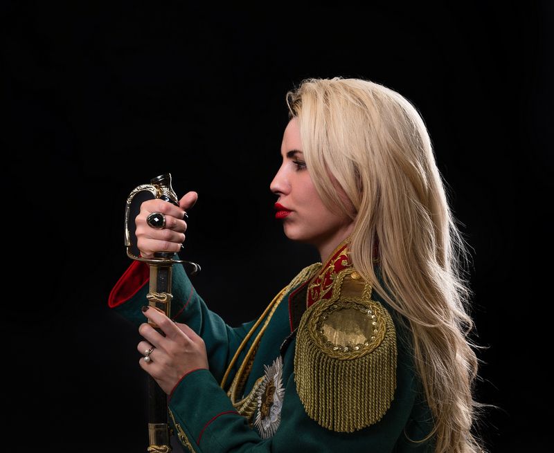 Девушка со шпагойphoto preview