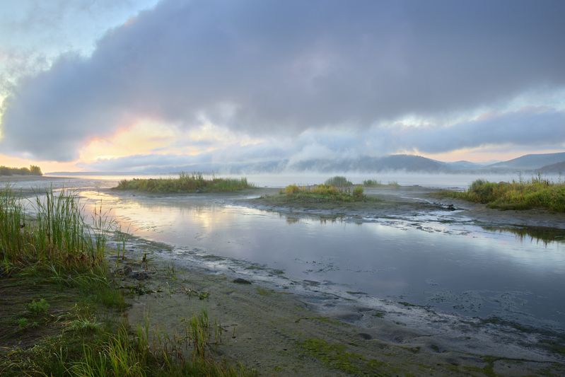 Клубится над рекой туман.photo preview