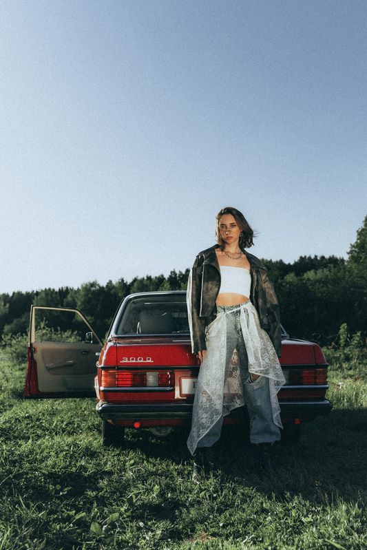 Красная машинкаphoto preview