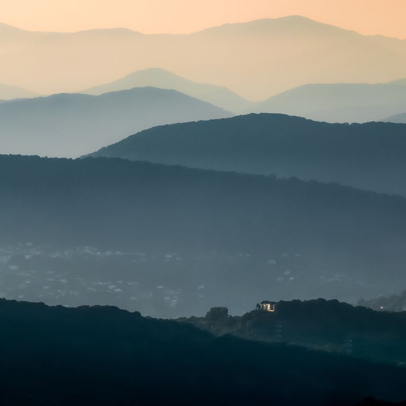 Сочи, вечер, горы, туман, закат, лето, небо, домик, хижина, леса, многоплановость Вид на горы со смотровой башни на горе Ахун (Сочи).photo preview