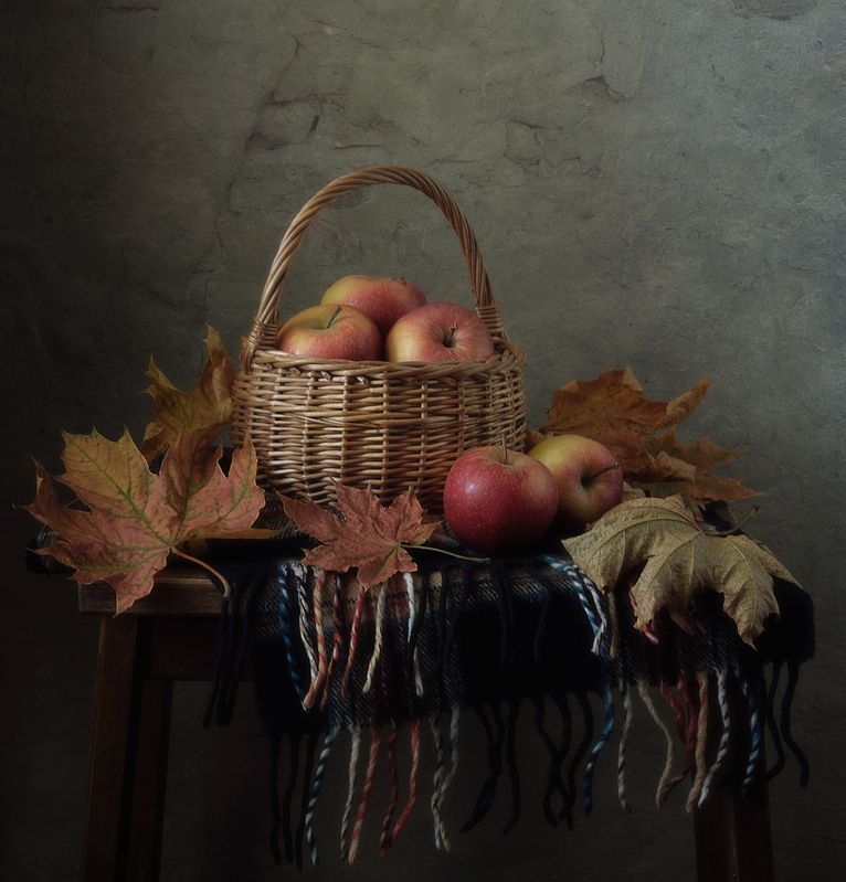 натюрморт,яблоки,листья,осень,шарф осенний...photo preview