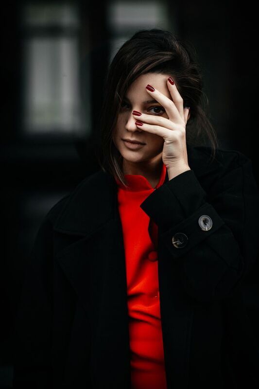 молодая девушка, городской стиль, дворы, на открытом воздухе Мираphoto preview