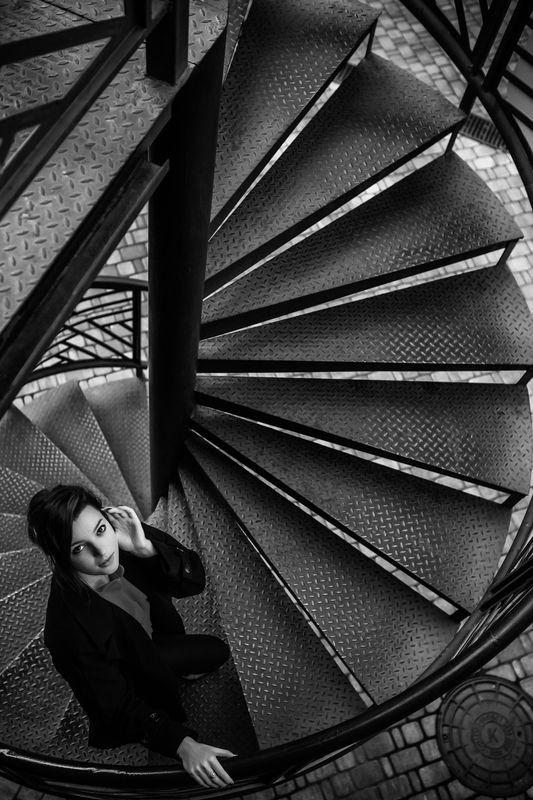 молодая девушка, городской стиль, дворы, на открытом воздухе Мираphoto preview