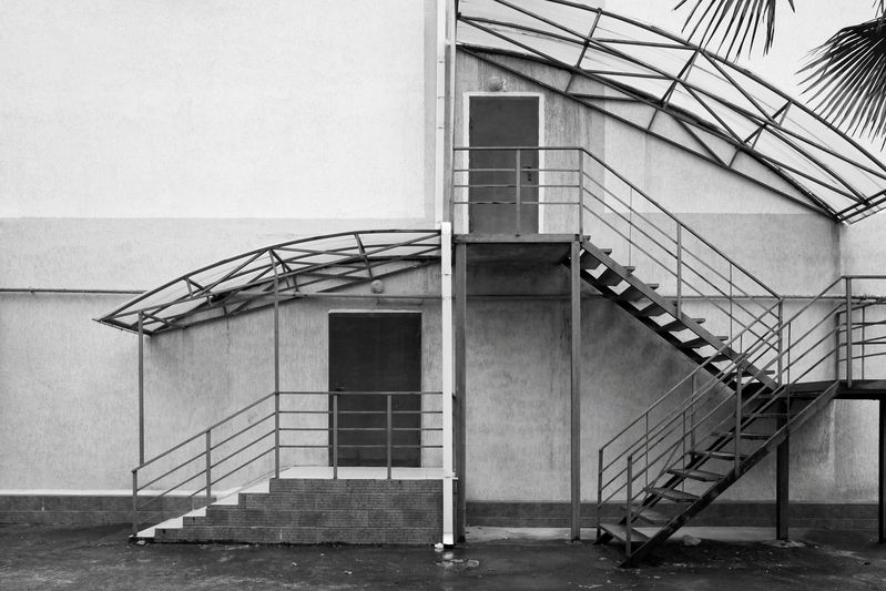 подход, лестница, двери, город Свой подходphoto preview