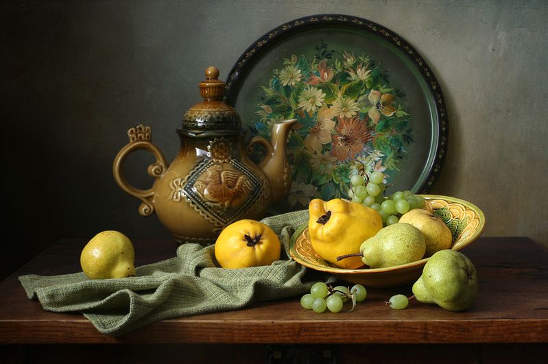 айва, фрукты С айвой и грушамиphoto preview