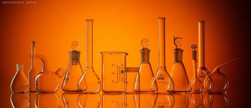 химия, химическая посуда, стекла, натюрморт, рекламный фотограф. Красота хими. Рекламная фотосъёмка.photo preview